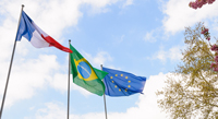 Drapeaux fran?ais, brésilien et européen